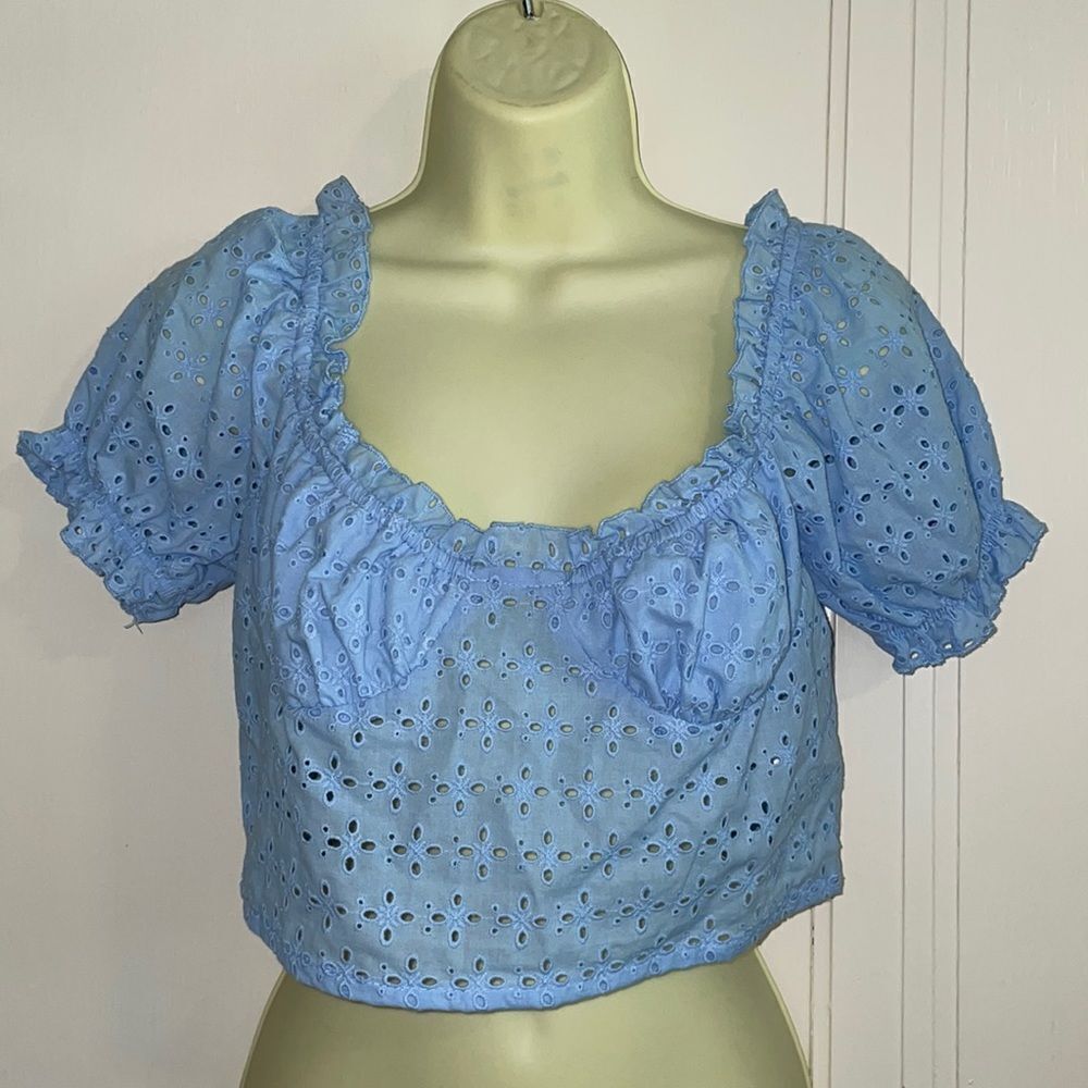NWOT Love Tree Boho Peasant blue cotton eyelet cropped blouse with‎ puff sleeves